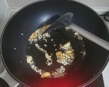 รูปขั้นตอนการทำที่ 2 ของ อกไก่ผัด​กระเทียมพริกไทย ฉบับไม่มีรากผักชี