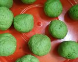 A picture of step 2 of Methi palak puri.