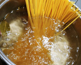Foto del paso 2 de la receta: Spaghetti  o tallarines amb almejas en salsa verde