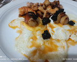 Foto del paso 7 de la receta: Huevos fritos con vieiras, langostinos y sepia