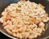 Foto del paso 3 de la receta: Filetes de Salmonetes fritos con Alubias blancas y Tocino ibérico