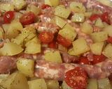 Foto del passaggio 2 della ricetta Salsiccia con patate e pomodorini al forno
