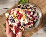 Foto del paso 5 de la receta: 🍓🫐🫙Bark helada de yogur griego, frutos rojos y avena con hilos de chocolate 🫙🫐🍓