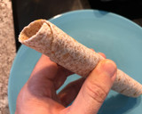 Foto del paso 3 de la receta: Aperitivo de sobrasada, queso y miel en flautas de tortillas de maíz