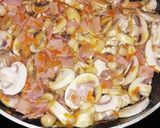 Sonkás-gombás paradicsomos tészta recept fázis 2 fotója
