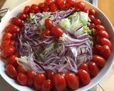 Une image de l'étape 6 de Salade « plat complet » iceberg,tomates cerises,lard fumé,oignon rouge et cantal entre deux.