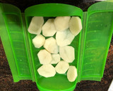Foto del paso 4 de la receta: Cola de rape en adobo con patatas panaderas al microondas - Lékué