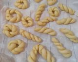 Foto langkah ke 6 dari resep Kkwabaegi : 꽈배기 | Korean Twisted Doughnuts.