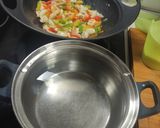 Foto del paso 4 de la receta Fideos de arroz con verduras pollo y gambas 🫑🥑🍗🦐