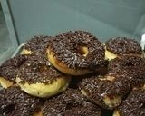 Foto langkah ke 5 dari resep Donat coklat mesis.