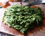 Foto del paso 1 de la receta: Tortilla de acelga rellena con queso