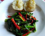 Foto langkah ke 2 dari resep Kentang rebus+tumis sawi hijau (GMdiet day 2).
