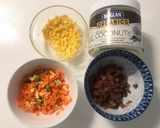 Hình bước làm 1 của món Cơm chiên dương châu trứng muối