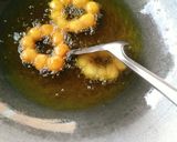 A picture of step 5 of Pon de ring donut.