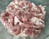 รูปขั้นตอนการทำที่ 3 ของ หมูผัดพริก