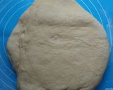 Foto langkah ke 2 dari resep Caterpillar Bread.
