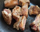 A picture of step 5 of Braised Pork Ribs with Onions.
