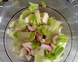 Foto del passaggio 3 della ricetta Insalata di fave crude con tonno, feta, cetriolo, ravanelli e olive nere