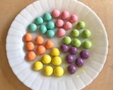 Foto langkah ke 5 dari resep Bola Susu Rainbow.