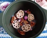 Hình bước làm 2 của món Chân giò hầm củ sen