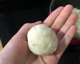 Foto del paso 2 de la receta: Bombas de papa con corazón de queso