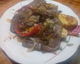 Foto del paso 6 de la receta: Hígado sellado, papas rústicas, sofrito de morrón, cebolla y ajo