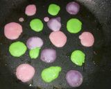 Foto langkah ke 6 dari resep Dadar Gulung Pisang polkadot.