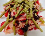 Foto del paso 4 de la receta: Ensalada de espárragos verdes con salmón y fresas
