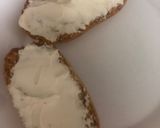 Foto del paso 5 de la receta: Huevo roto con tostas de salmón y queso en crema