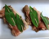 Foto del paso 3 de la receta: Bifecitos con salvia y crudo (saltimbocca)