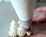 Foto del passaggio 3 della ricetta Gelato con biscotto e crema ai fiocchi di latte, granella di pistacchi e cioccolato