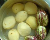 A picture of step 1 of Stuff Aloo Baingan.