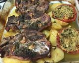 Foto del paso 3 de la receta: Chuletas de cabeza asadas con tomates rellenos al ajo