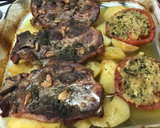 Foto del paso 3 de la receta: Chuletas de cabeza asadas con tomates rellenos al ajo