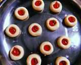Foto langkah ke 3 dari resep Thumbprint Strawberry Cookies.