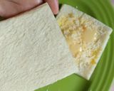 Foto langkah ke 3 dari resep Roti Panggang Isi Keju Topping Ala 'Roti Boy'.