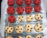 A picture of step 5 of Tri colour choco chips cookies.