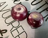Une image de l'étape 2 de Salade tiède marinée aux pommes de terre, cervelas, tomate, olives et oignons rouges.