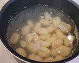 Foto del paso 3 de la receta: Ñoquis con pimientos tricolor, pollo y pesto de pipas