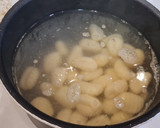 Foto del paso 3 de la receta: Ñoquis con pimientos tricolor, pollo y pesto de pipas