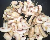 عکس مرحله 2 از دستور سوپ قارچ