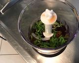 Une image de l'étape 3 de Sauce salade à la moutarde aigre douce, basilic et ciboulette.