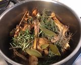 Une image de l'étape 5 de Bouillon de chapon aux herbes aromatiques.