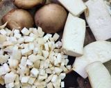 Hình bước làm 1 của món Nấm Đùi Gà Xào Sả Ớt