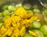 Foto langkah ke 3 dari resep Sayur gambas kikil sumsum telur.