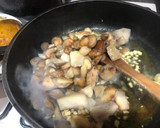 Foto del paso 5 de la receta: Pollo en salsa de setas con aroma de tomillo y romero