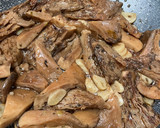 Foto del paso 6 de la receta: Tortilla mal hecha, de setas al ajillo, en wok