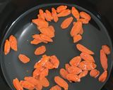 A picture of step 3 of Spinach with goji berry.