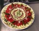 Une image de l'étape 7 de Salade de tomates et concombre au lonzo,cornichons et petits oignons.