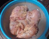Foto del paso 3 de la receta: Muslos de pollo asados en freidora de aire con papas arrugas y mojo